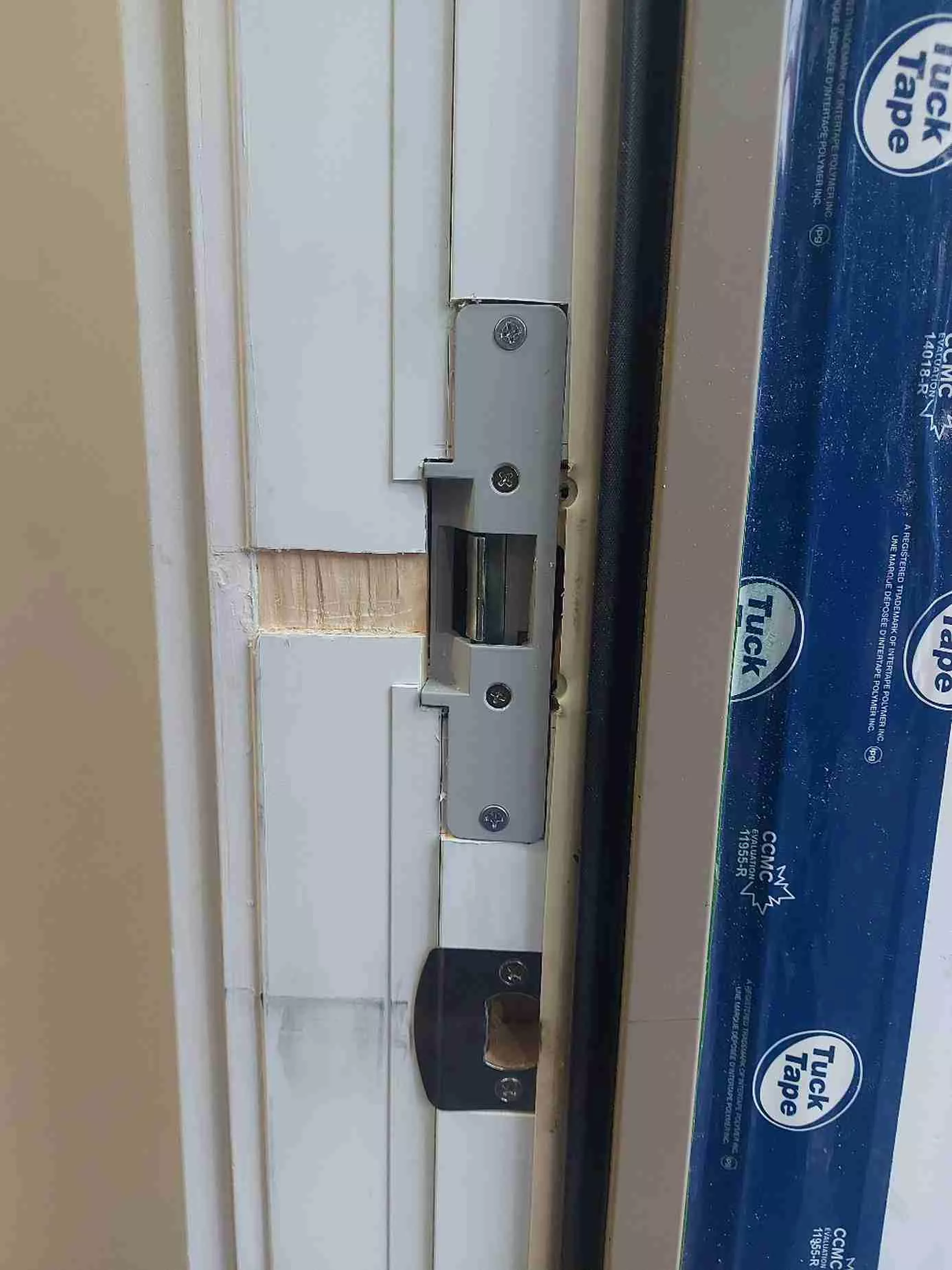 Electric strike installed by Serrurier Protech