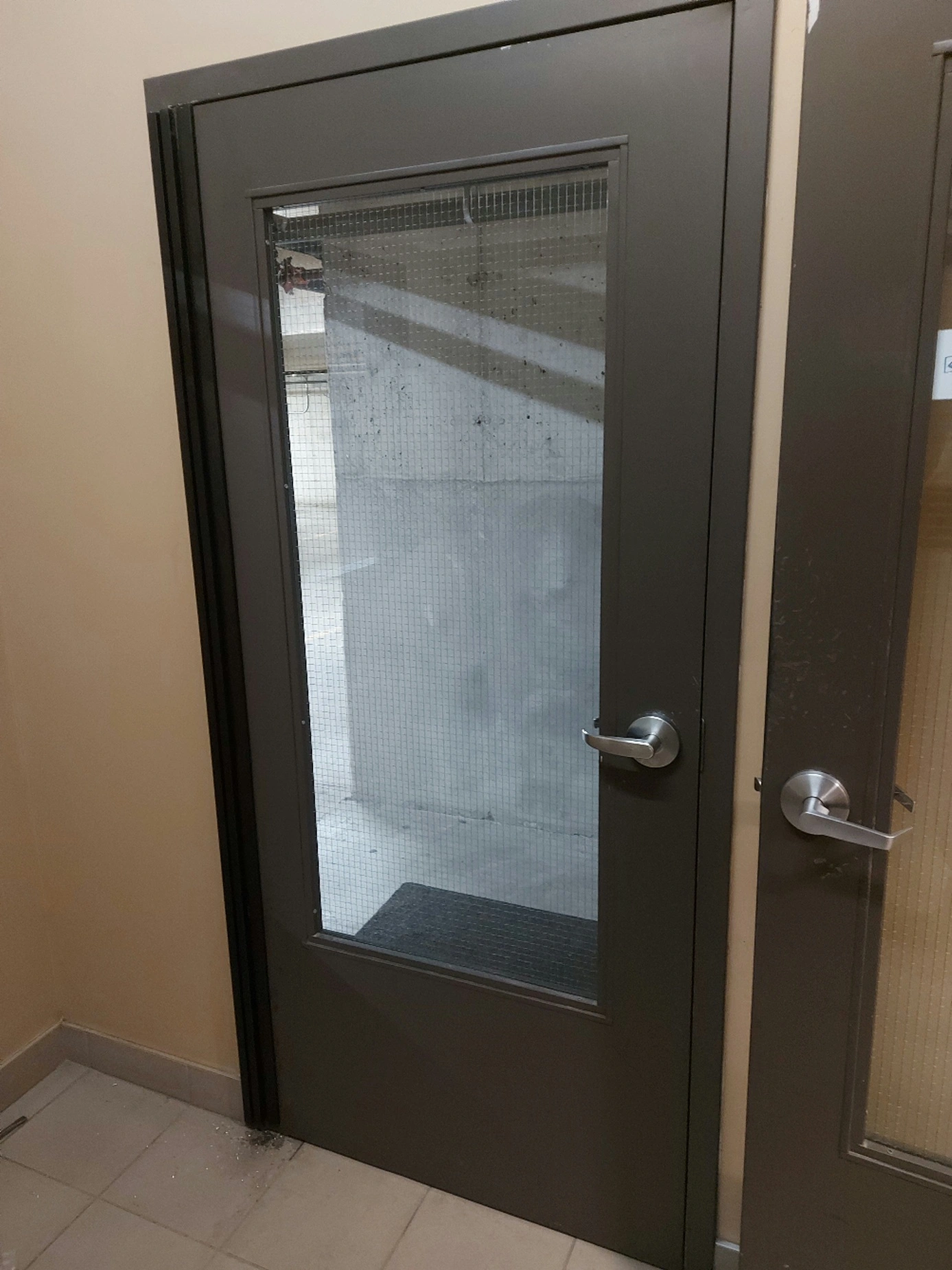 Full-surface continuous hinge — work completed in Laval