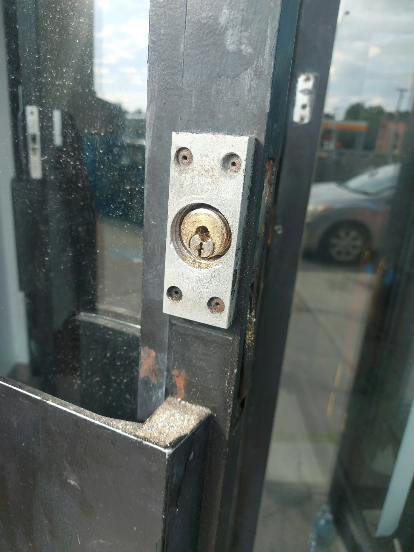 Emergency storefront door opening — Serrurier Protech Montreal
